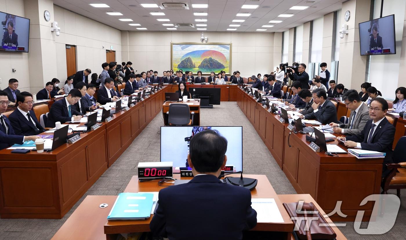 윤한홍 국회 정무위원장이 14일 오전 서울 여의도 국회에서 열린 정무위원회의 공정거래위원회, 개인정보보호위원회 등 기관에 대한 국정감사에서 의사봉을 두드리고 있다. 2025.10.14/뉴스1 ⓒ News1 구윤성 기자