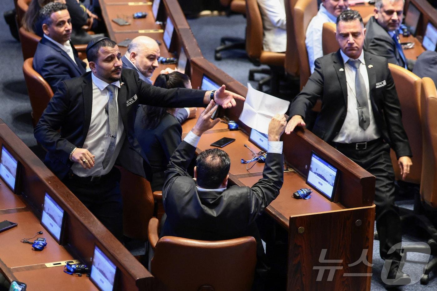 13일&#40;현지시간&#41; 이스라엘 의회&#40;크네세트&#41;에서 도널드 트럼프 미국 대통령이 연설하던 중 한 의원이 &#34;팔레스타인을 &#40;국가로&#41; 인정하라＂고 적힌 종이를 들자 경비원들이 그를 제지하고 있다. 2025.10.13 ⓒ 로이터=뉴스1 ⓒ News1 김지완 기자