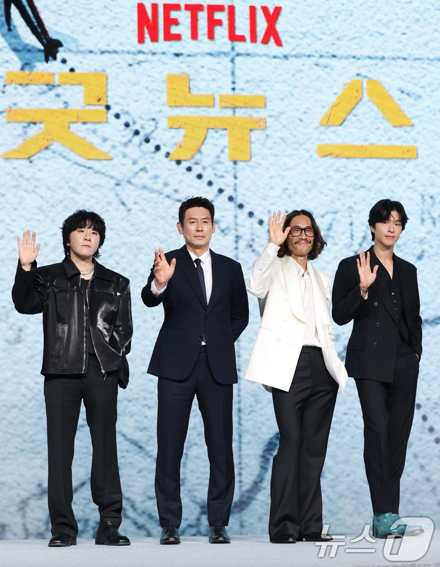 본문 이미지 - 변성현 감독(왼쪽부터)과 배우 설경구, 류승범, 홍경이 14일 JW 메리어트 동대문 스퀘어 서울에서 열린 넷플릭스 영화 ’굿뉴스’의 제작발표회에 참석해 포즈를 취하고 있다. ’굿뉴스’는 1970년 일어난 요도호 납치 사건에서 출발한 작품으로, 무슨 수를 써서라도 납치된 비행기를 착륙시키고자 한자리에 모인 사람들의 수상한 작전을 그린다. 2025.10.14/뉴스1 ⓒ News1 권현진 기자