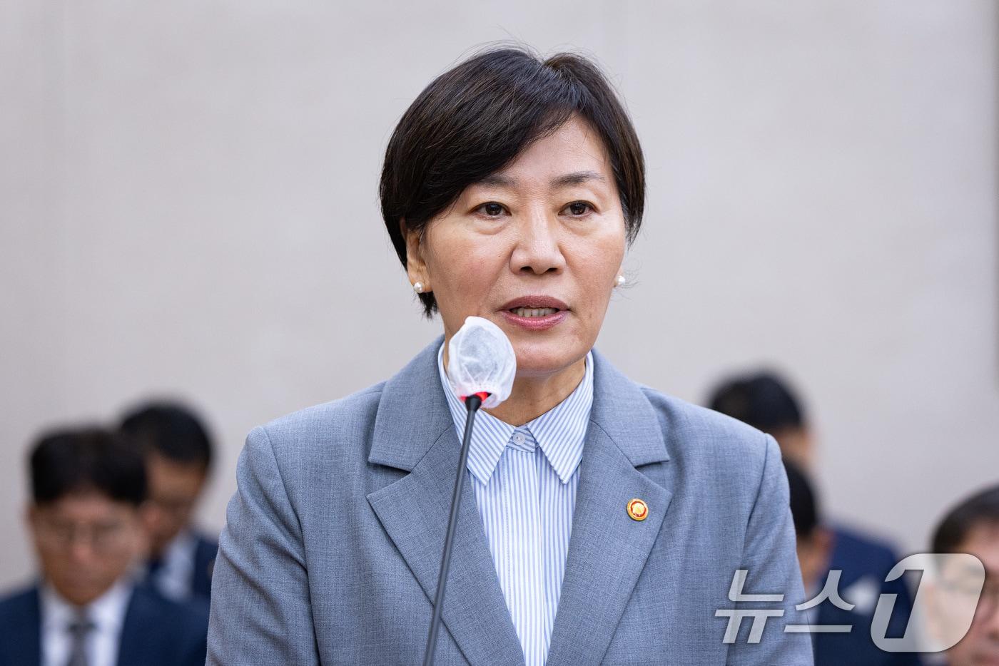 송미령 농림축산식품부 장관이 14일 서울 여의도 국회에서 열린 농림축산식품해양수산위원회의 농림축산식품부 등에 대한 국정감사에서 인사말을 하고 있다. 2025.10.14/뉴스1 ⓒ News1 유승관 기자