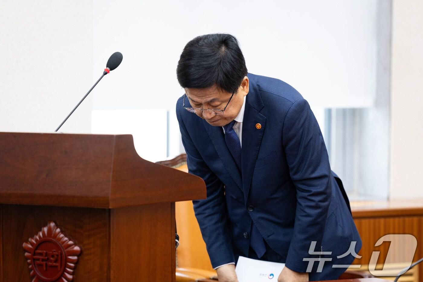 최교진 교육부 장관이 14일 서울 여의도 국회에서 열린 교육위원회의 교육부 등에 대한 국정감사에서 인사말을 마친 후 고개 숙여 인사하고 있다. 2025.10.14/뉴스1 ⓒ News1 유승관 기자