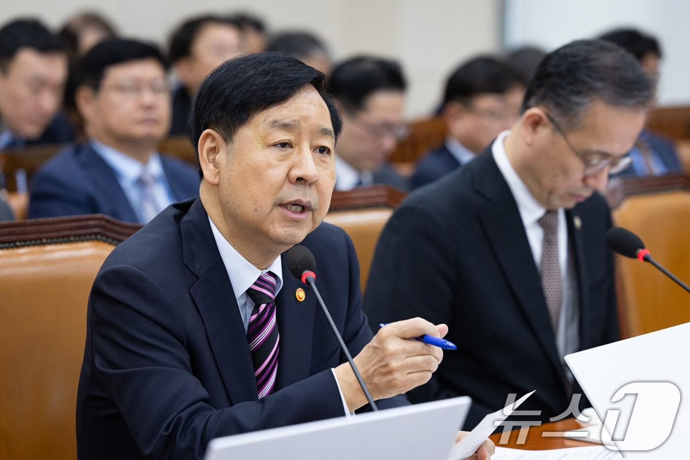 구윤철 부총리 겸 기획재정부 장관이 14일 서울 여의도 국회에서 열린 기획재정위원회의 기획재정부&#40;조세정책&#41;에 대한 국정감사에서 의원 질의에 답하고 있다. 2025.10.14/뉴스1 ⓒ News1 유승관 기자
