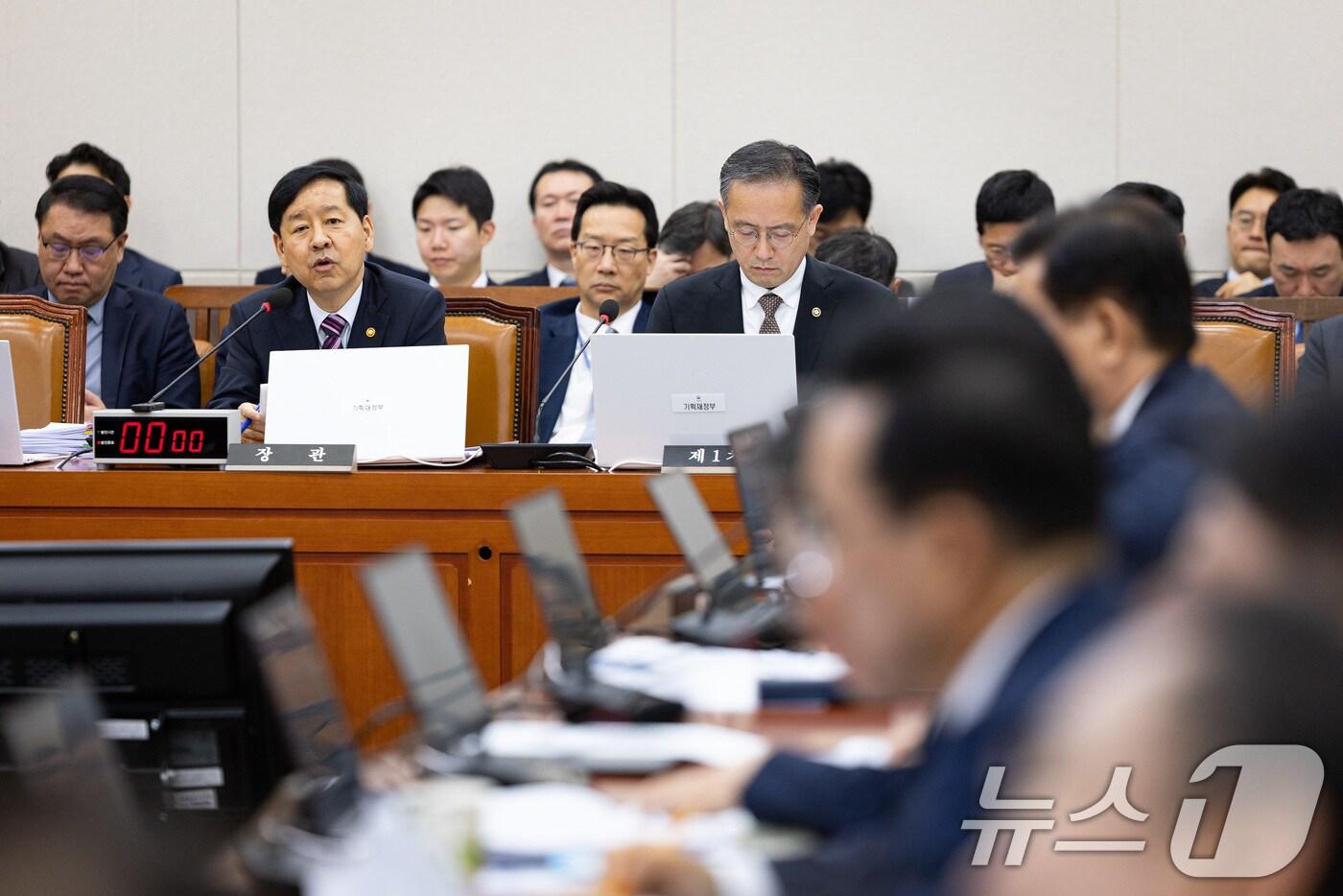 구윤철 부총리 겸 기획재정부 장관이 14일 서울 여의도 국회에서 열린 기획재정위원회의 기획재정부&#40;조세정책&#41;에 대한 국정감사에서 의원 질의에 답하고 있다. 2025.10.14/뉴스1 ⓒ News1 유승관 기자