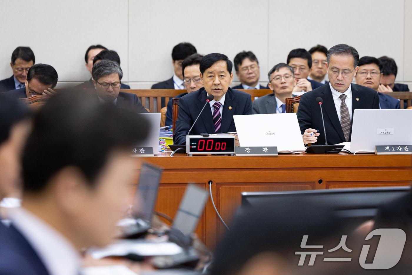 구윤철 부총리 겸 기획재정부 장관이 14일 서울 여의도 국회에서 열린 기획재정위원회의 기획재정부&#40;조세정책&#41;에 대한 국정감사에서 의원 질의에 답하고 있다. 2025.10.14/뉴스1 ⓒ News1 유승관 기자