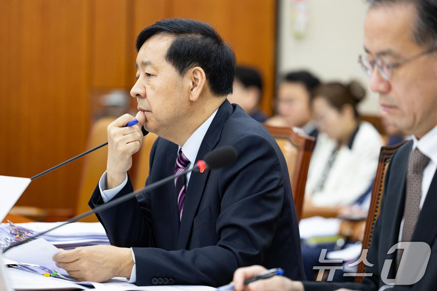 구윤철 부총리 겸 기획재정부 장관이 14일 서울 여의도 국회에서 열린 기획재정위원회의 기획재정부&#40;조세정책&#41;에 대한 국정감사에서 의원 질의 중 자료를 바라보고 있다. 2025.10.14/뉴스1 ⓒ News1 유승관 기자