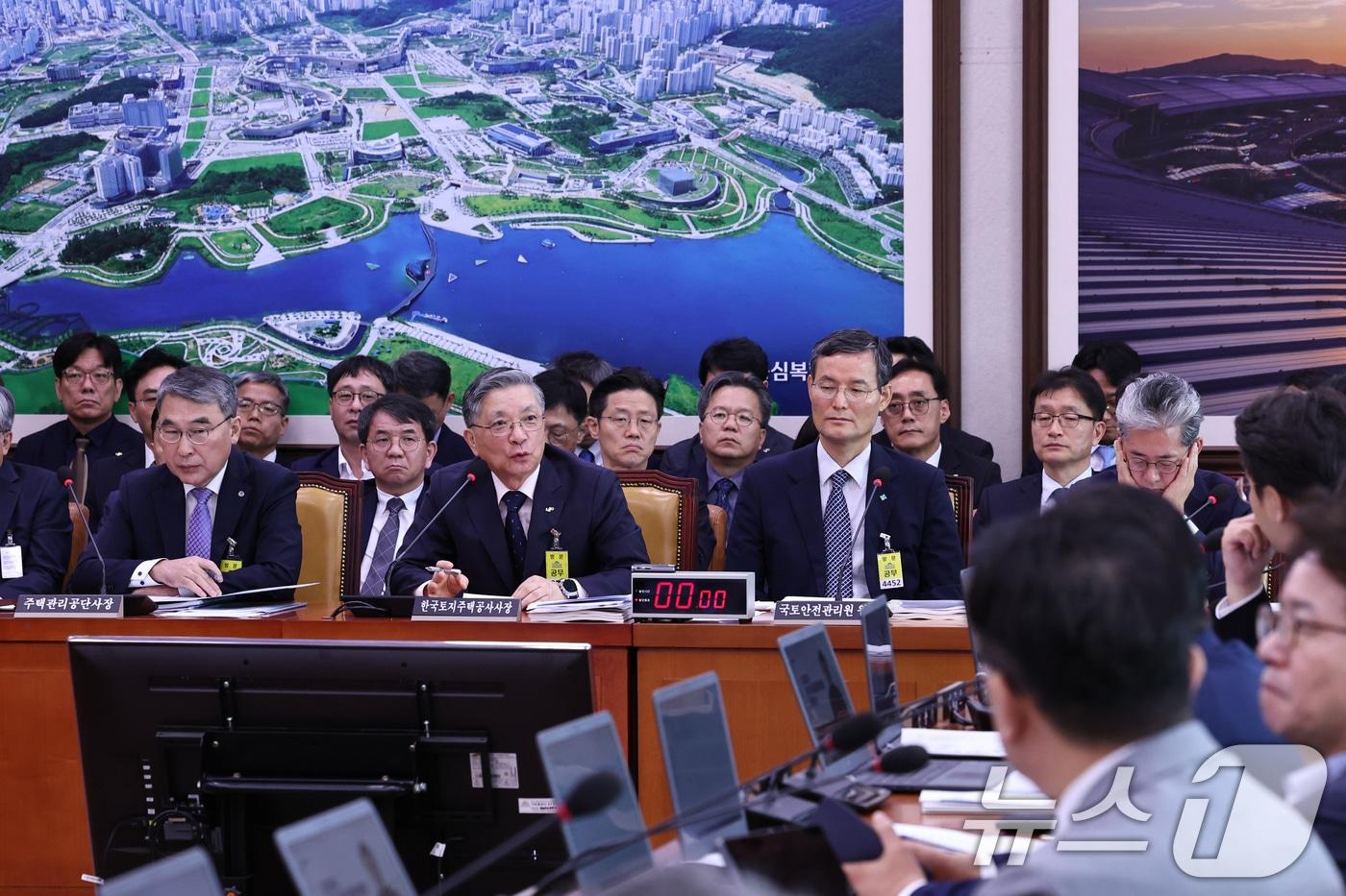 이한준 한국토지주택공사&#40;LH&#41; 사장이 14일 오전 서울 여의도 국회에서 열린 국회 국토교통위원회 국정감사에 출석해 질의에 답하고 있다. 2025.10.14/뉴스1 ⓒ News1 구윤성 기자
