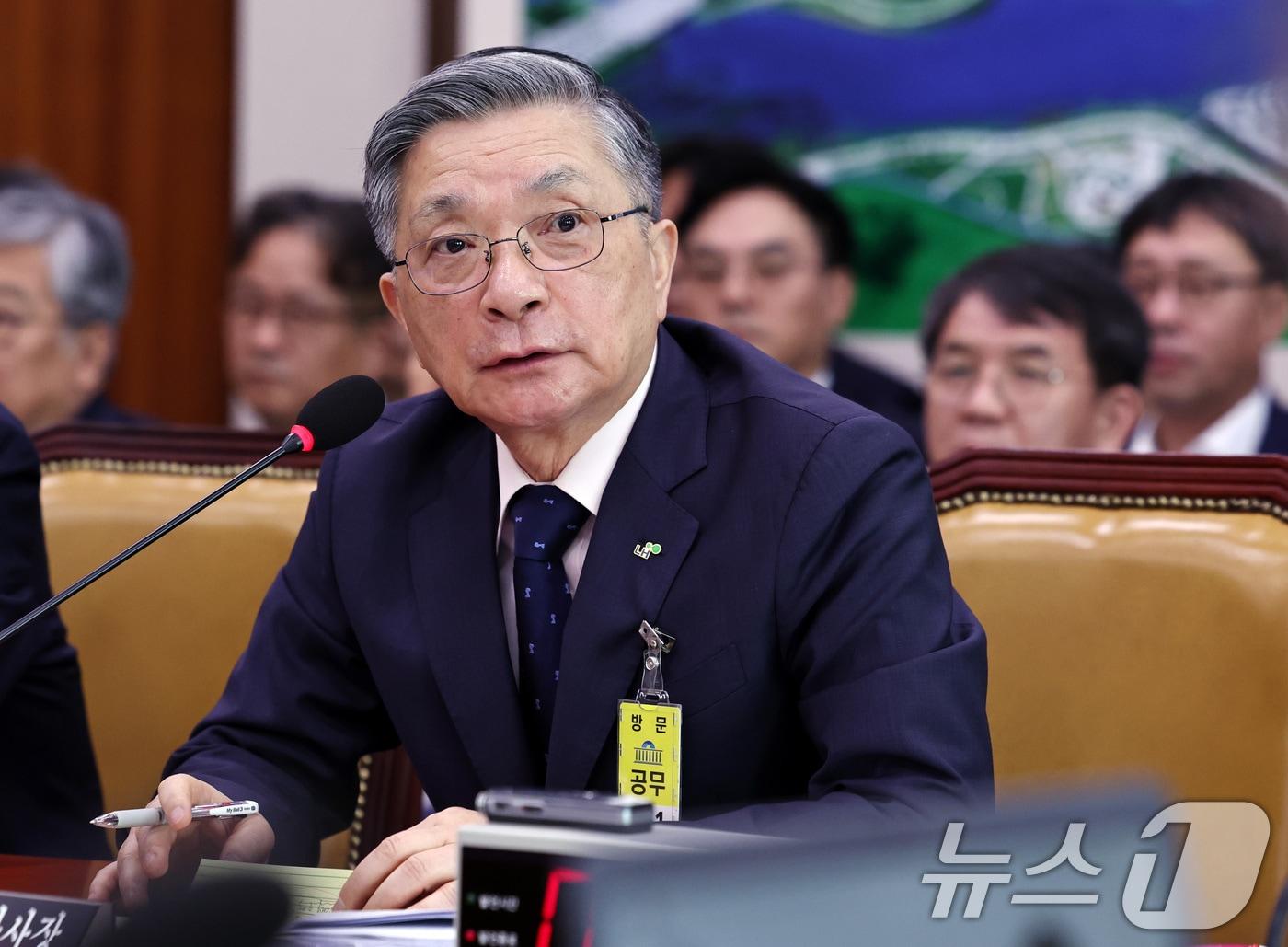 본문 이미지 - 이한준 한국토지주택공사&#40;LH&#41; 사장이 14일 오전 서울 여의도 국회에서 열린 국회 국토교통위원회 국정감사에 출석해 질의에 답하고 있다. 2025.10.14/뉴스1 ⓒ News1 구윤성 기자