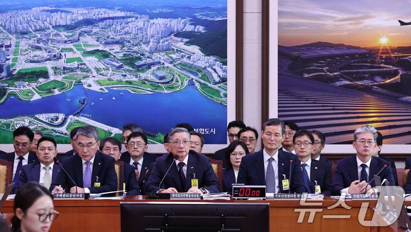 이한준 한국토지주택공사&#40;LH&#41; 사장이 14일 오전 서울 여의도 국회에서 열린 국회 국토교통위원회 국정감사에 출석해 질의에 답하고 있다. 2025.10.14/뉴스1 ⓒ News1 구윤성 기자