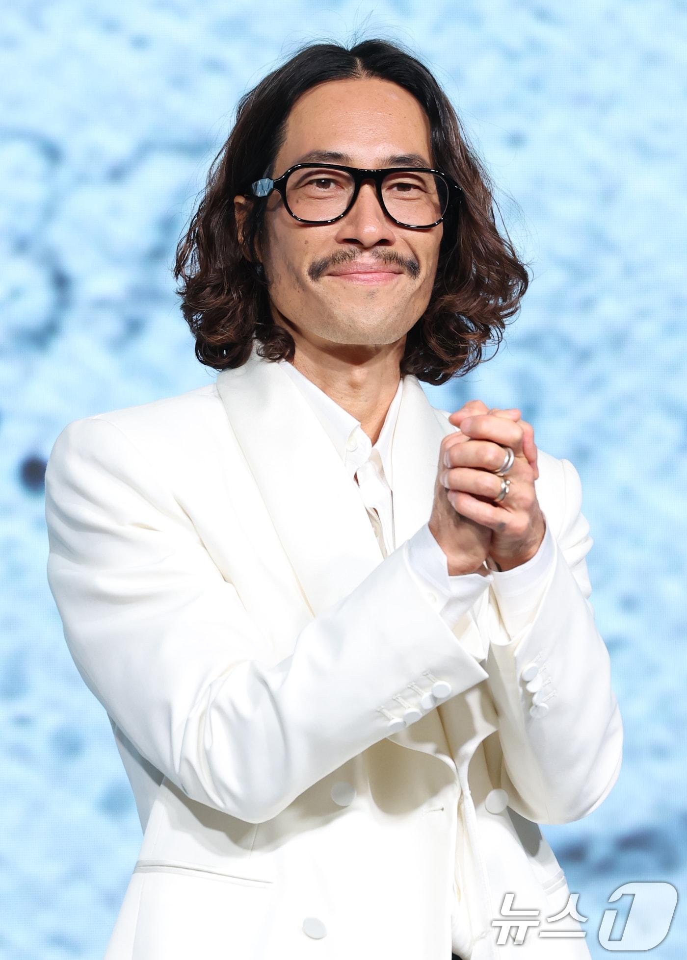 본문 이미지 - 배우 류승범이 14일 JW 메리어트 동대문 스퀘어 서울에서 열린 넷플릭스 영화 ’굿뉴스’의 제작발표회에 참석해 포즈를 취하고 있다. ’굿뉴스’는 1970년 일어난 요도호 납치 사건에서 출발한 작품으로, 무슨 수를 써서라도 납치된 비행기를 착륙시키고자 한자리에 모인 사람들의 수상한 작전을 그린다. 2025.10.14/뉴스1 ⓒ News1 권현진 기자