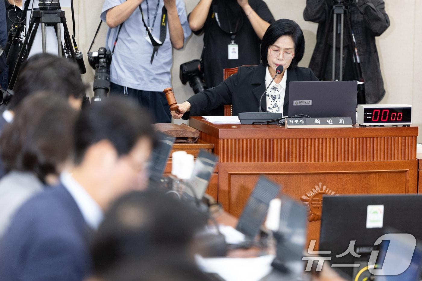 14일 서울 여의도 국회에서 열린 과학기술정보방송통신위원회 방송통신위원회 등에 대한 국정감사에서 최민희 위원장이 의사봉을 두드리고 있다. 2025.10.14/뉴스1 ⓒ News1 이승배 기자