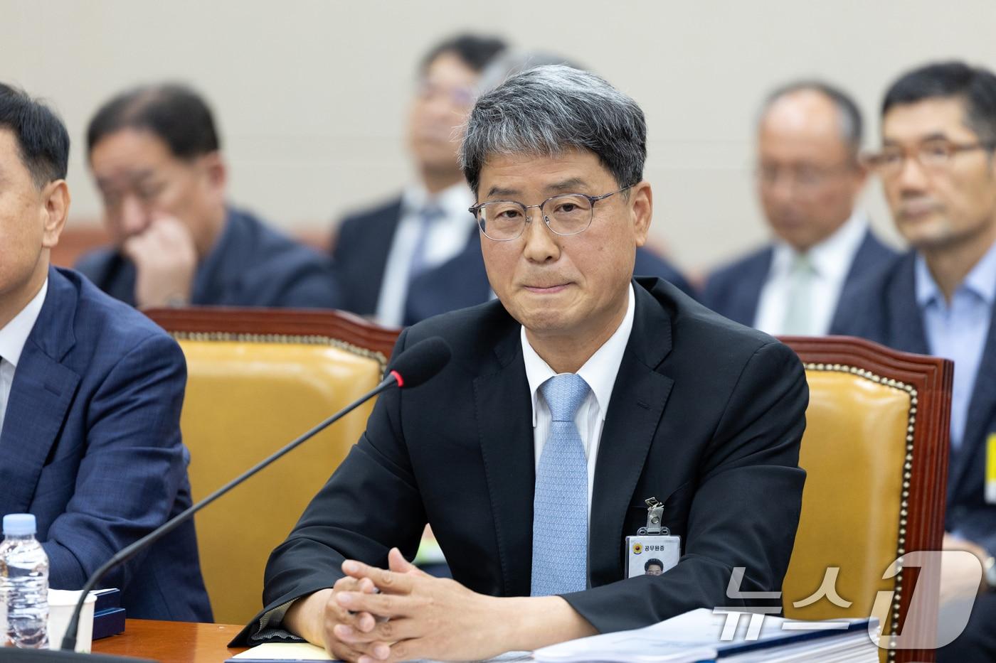 반상권 방송미디어통신위원회 위원장 직무대리 겸 대변인이 14일 서울 여의도 국회에서 열린 과학기술정보방송통신위원회 방송통신위원회 등에 대한 국정감사에 출석해 의원 질의에 답변을 머뭇거리고 있다. 2025.10.14/뉴스1 ⓒ News1 이승배 기자