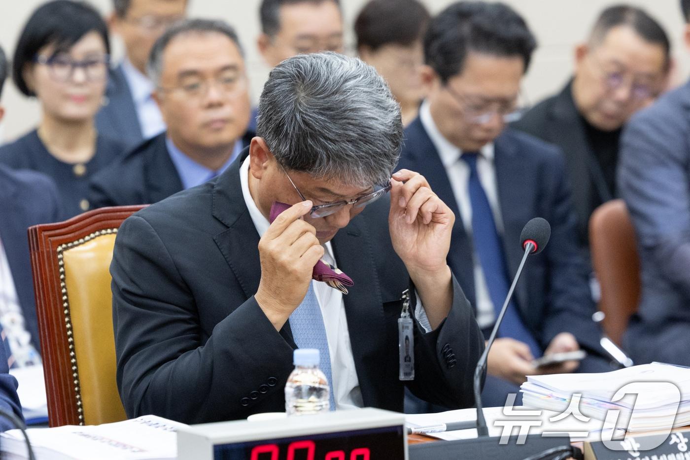 반상권 방송미디어통신위원회 위원장 직무대리 겸 대변인이 14일 서울 여의도 국회에서 열린 과학기술정보방송통신위원회 방송통신위원회 등에 대한 국정감사에 출석해 안경을 고쳐쓰고 있다. 2025.10.14/뉴스1 ⓒ News1 이승배 기자