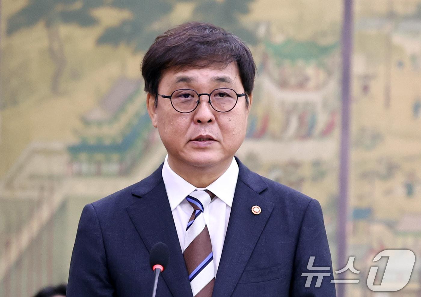 최휘영 문화체육관광부 장관이 14일 오전 서울 여의도 국회에서 열린 국회 문화체육관광위원회 국정감사에 출석해 업무보고를 하고 있다. 2025.10.14/뉴스1 ⓒ News1 구윤성 기자