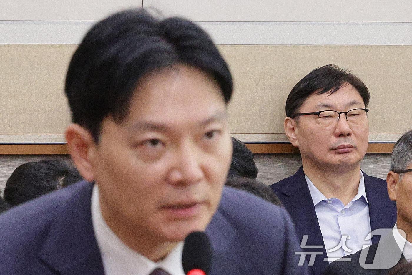 박상용 법무연수원 교수가 14일 서울 여의도 국회 법제사법위원회에서 열린 법무부 등에 대한 국정감사에서 의원 질의에 답변하고 있다. 오른쪽은 이화영 전 경기도 평화부지사. ⓒ News1 신웅수 기자