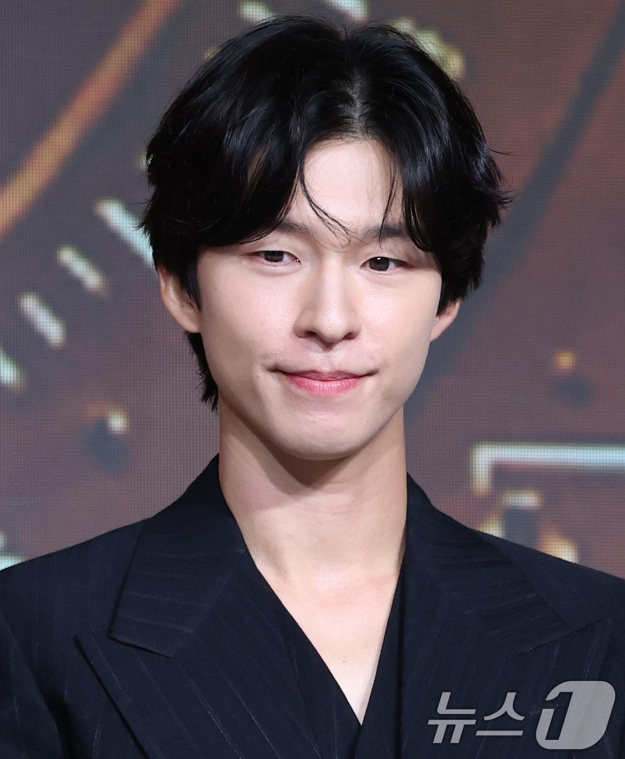 본문 이미지 - 배우 홍경이 14일 JW 메리어트 동대문 스퀘어 서울에서 열린 넷플릭스 영화 ’굿뉴스’의 제작발표회에 참석해 미소를 짓고 있다. ’굿뉴스’는 1970년 일어난 요도호 납치 사건에서 출발한 작품으로, 무슨 수를 써서라도 납치된 비행기를 착륙시키고자 한자리에 모인 사람들의 수상한 작전을 그린다. 2025.10.14/뉴스1 ⓒ News1 권현진 기자