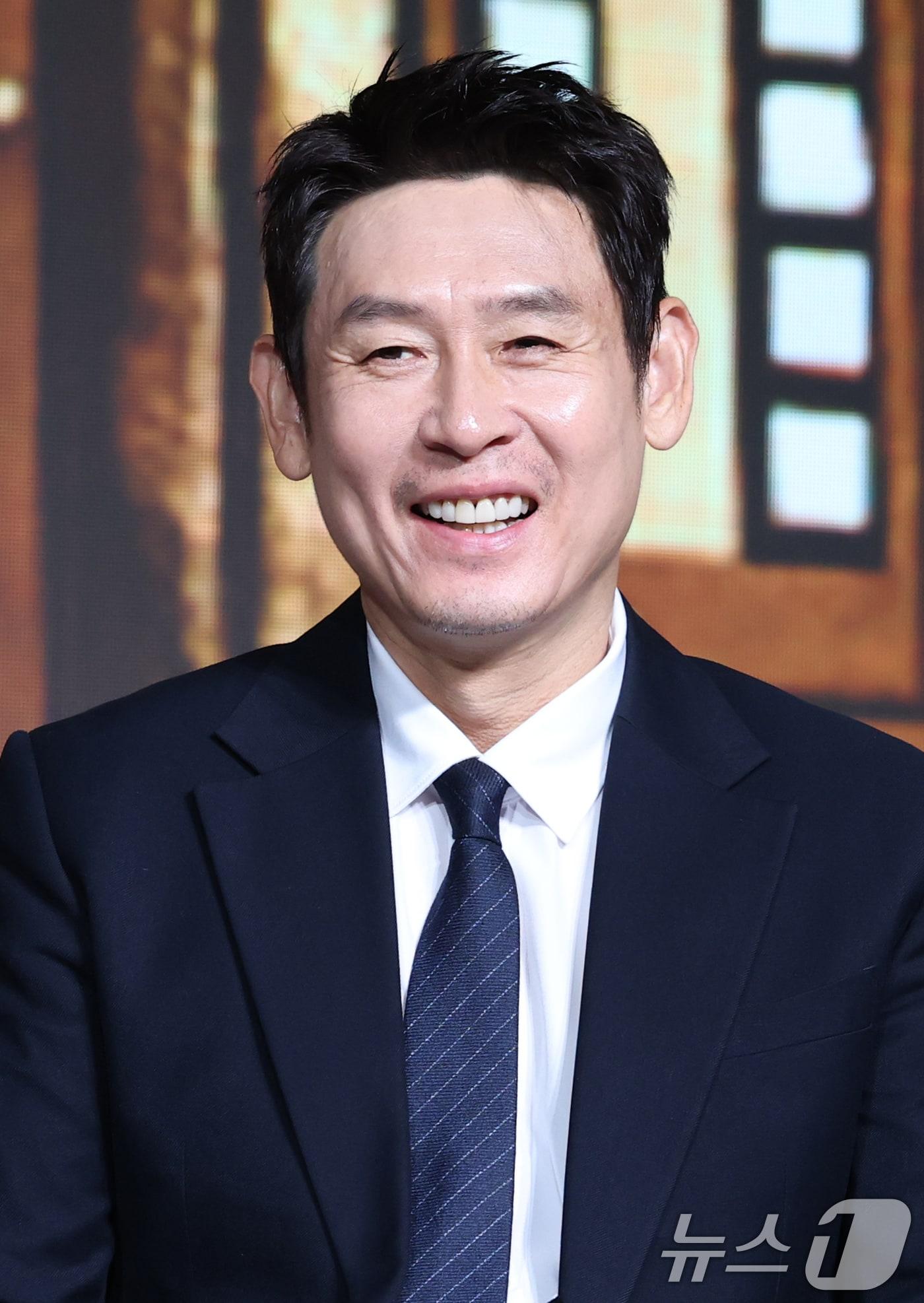 본문 이미지 - 배우 설경구가 14일 JW 메리어트 동대문 스퀘어 서울에서 열린 넷플릭스 영화 ’굿뉴스’의 제작발표회에 참석해 미소를 짓고 있다. ’굿뉴스’는 1970년 일어난 요도호 납치 사건에서 출발한 작품으로, 무슨 수를 써서라도 납치된 비행기를 착륙시키고자 한자리에 모인 사람들의 수상한 작전을 그린다. 2025.10.14/뉴스1 ⓒ News1 권현진 기자