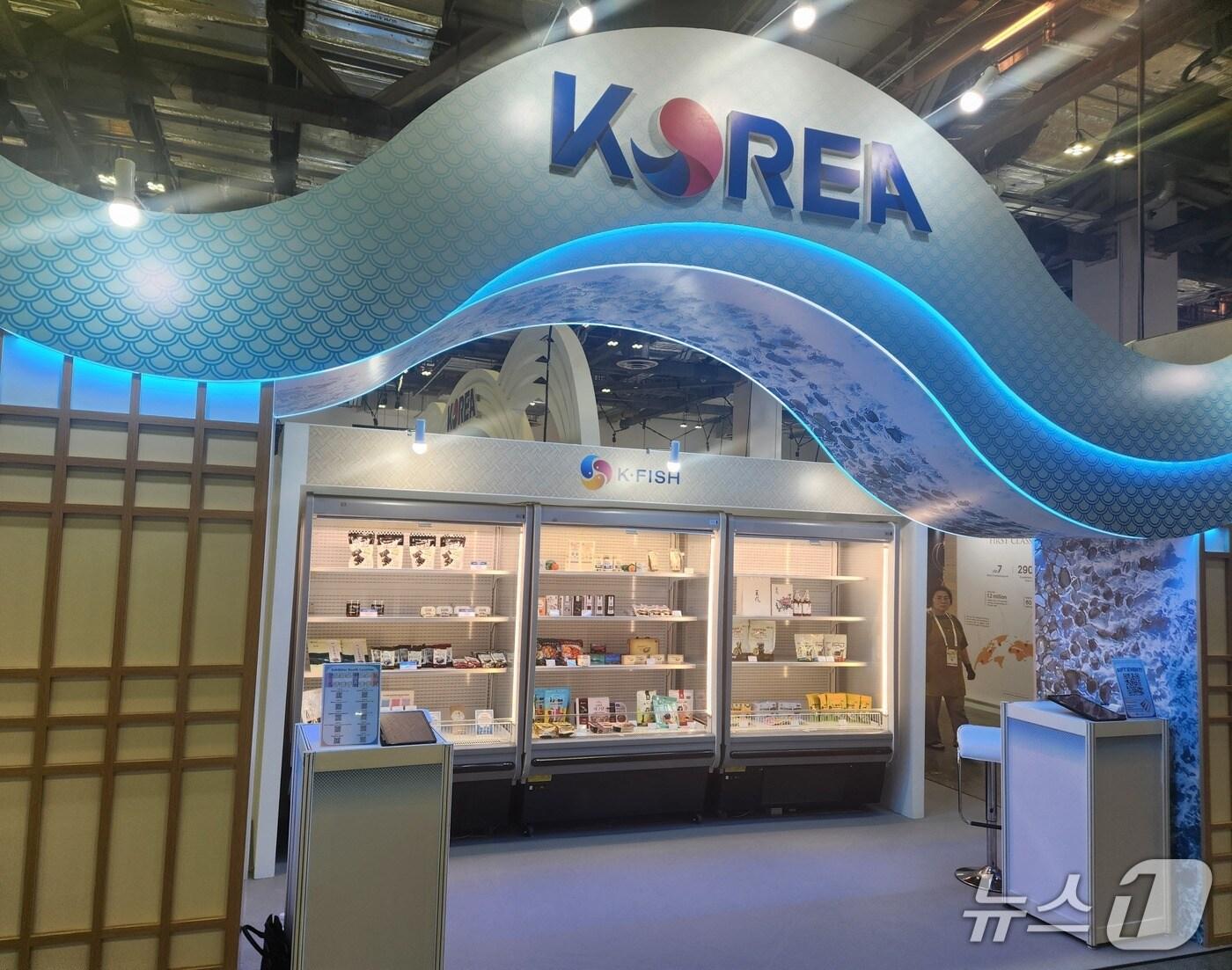 본문 이미지 - 한국수산자원공단은 베트남 수산 식품 박람회와 싱가포르 수산박람회 등에서 부산 어촌 특화상품을 선보였다. (한국수산자원공단 제공, 재판매 및 DB금지)
