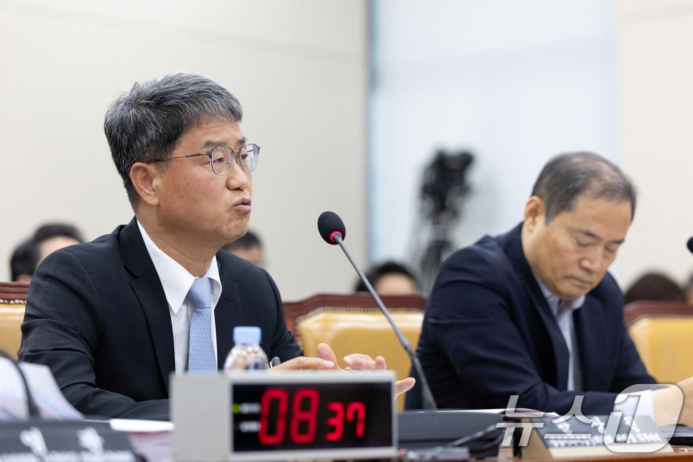 반상권 방송미디어통신위원회 위원장 직무대리 겸 대변인이 14일 서울 여의도 국회에서 열린 과학기술정보방송통신위원회 방송통신위원회 등에 대한 국정감사에 출석해 의원 질의에 답변하고 있다. 2025.10.14/뉴스1 ⓒ News1 이승배 기자