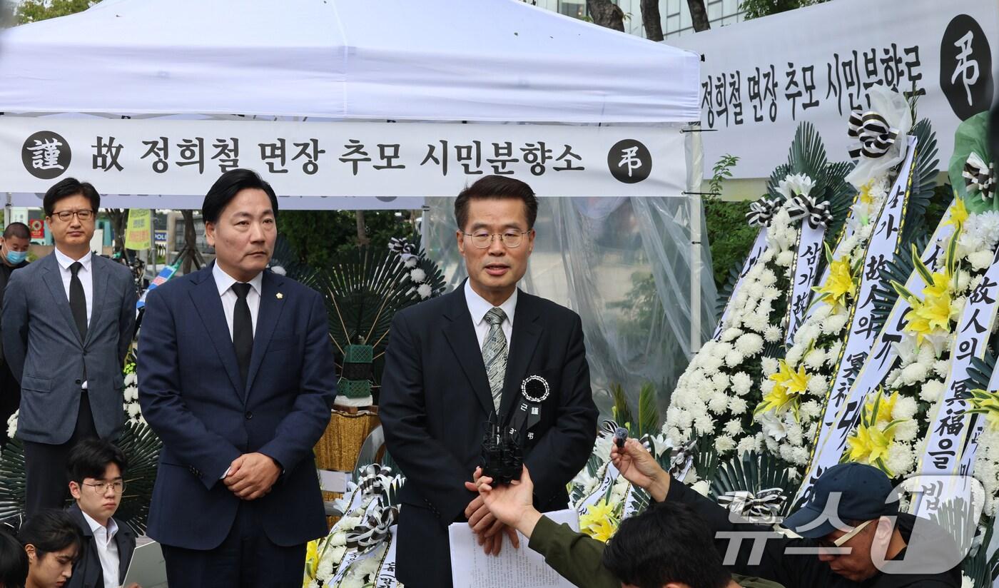 양평고속도로 특혜 의혹으로 김건희 특검 수사를 받다가 숨진 경기 양평군 공무원 측 박경호 변호사가 14일 오전 서울 종로구 김건희 특검 사무실 앞에 마련된 분향소에서 기자회견을 하고 있다. 2025.10.14/뉴스1 ⓒ News1 황기선 기자