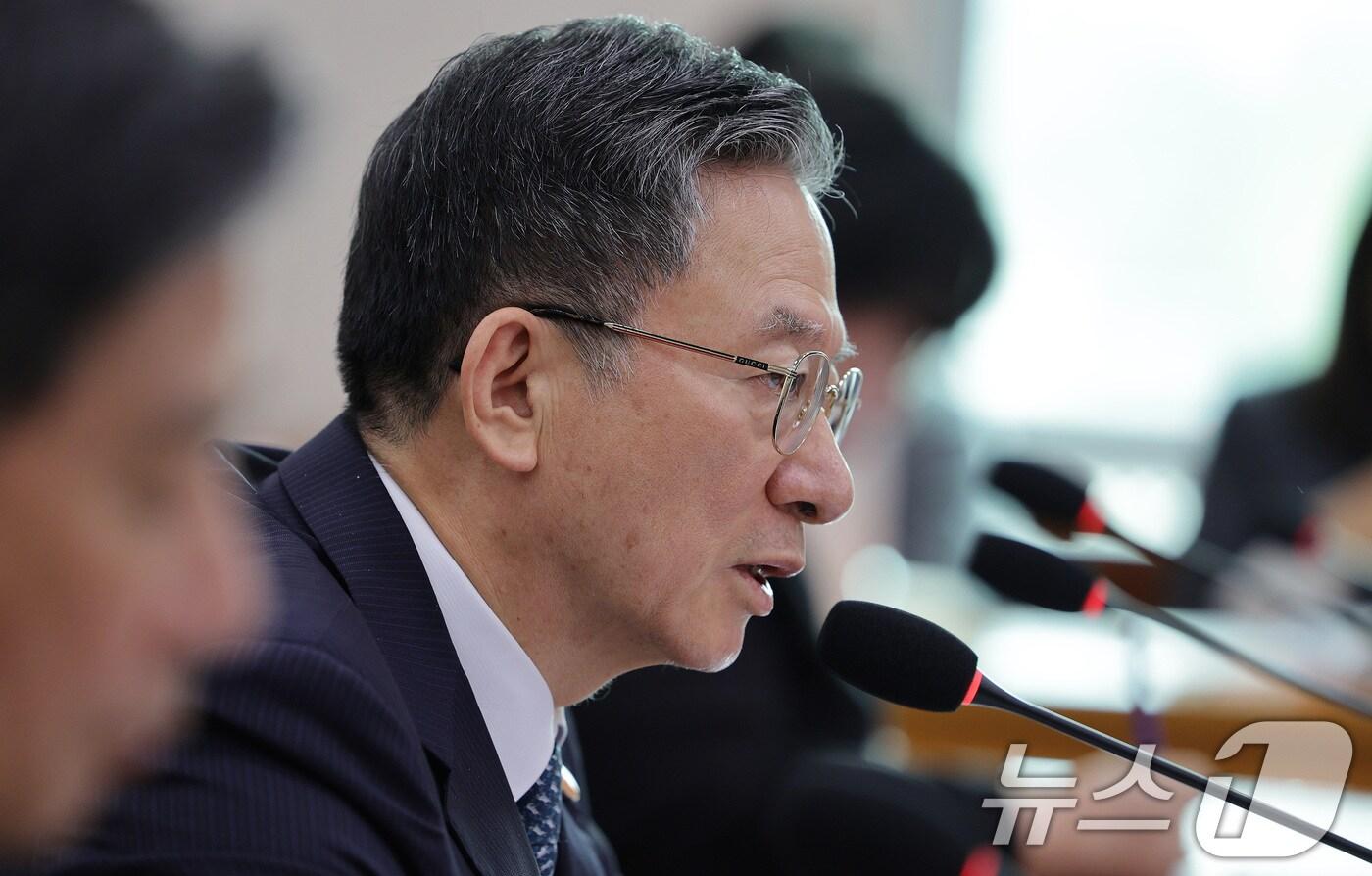 정성호 법무부 장관이 14일 서울 여의도 국회 법제사법위원회에서 열린 법무부 등에 대한 국정감사에서 의원 질의에 답변하고 있다. 2025.10.14/뉴스1 ⓒ News1 신웅수 기자