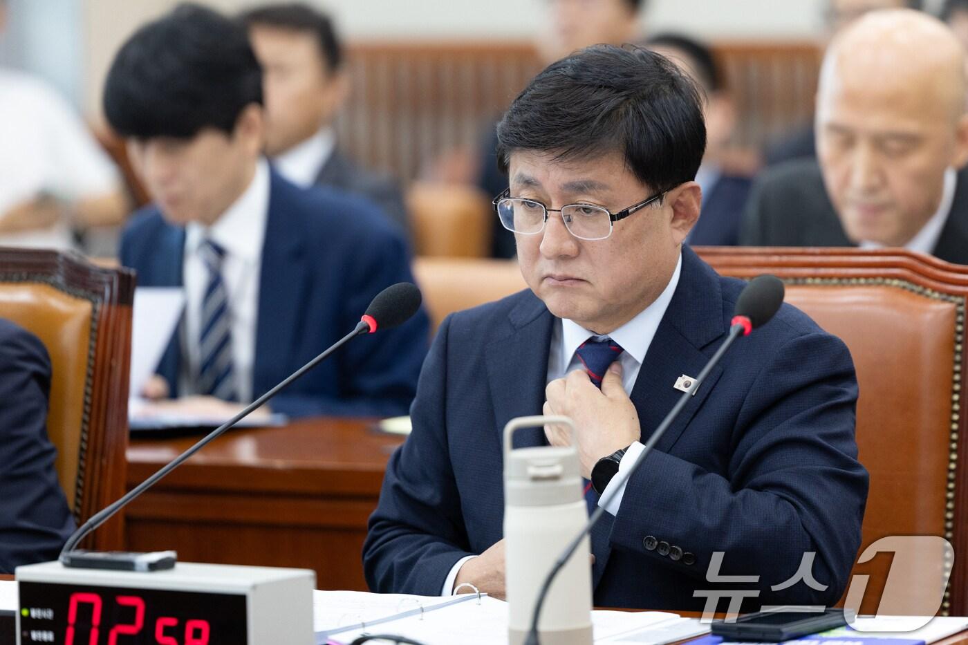 김성환 기후에너지환경부 장관이 14일 서울 여의도 국회에서 열린 기후에너지환경노동위원회 기후에너지환경부 등에 대한 국정감사에 출석해 넥타이를 고쳐 매고 있다. 2025.10.14/뉴스1 ⓒ News1 이승배 기자