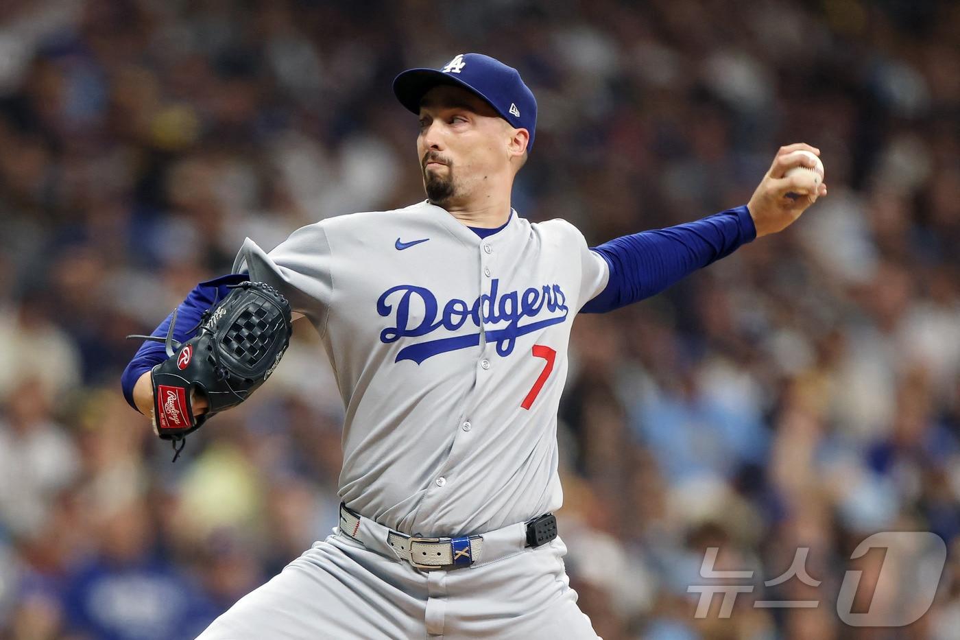 LA 다저스 투수 블레이크 스넬이 14일&#40;한국시간&#41; 열린 밀워키 브루어스와 2025 MLB 내셔널리그 챔피언십시리즈 1차전에서 8이닝 10탈삼진 무실점 호투를 펼쳤다. ⓒ AFP=뉴스1