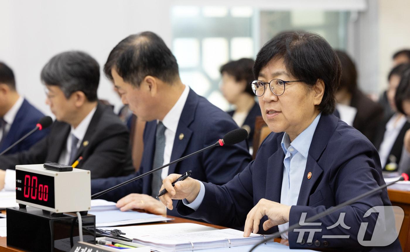 정은경 보건복지부 장관이 14일 서울 여의도 국회에서 열린 보건복지위원회 보건복지부 등에 대한 국정감사에 출석해 의원 질의에 답변하고 있다. 2025.10.14/뉴스1 ⓒ News1 이승배 기자