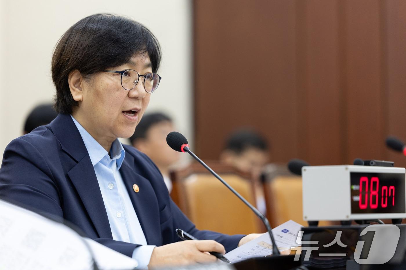 정은경 보건복지부 장관이 14일 서울 여의도 국회에서 열린 보건복지위원회 보건복지부 등에 대한 국정감사에 출석해 의원 질의에 답변하고 있다. 2025.10.14/뉴스1 ⓒ News1 이승배 기자