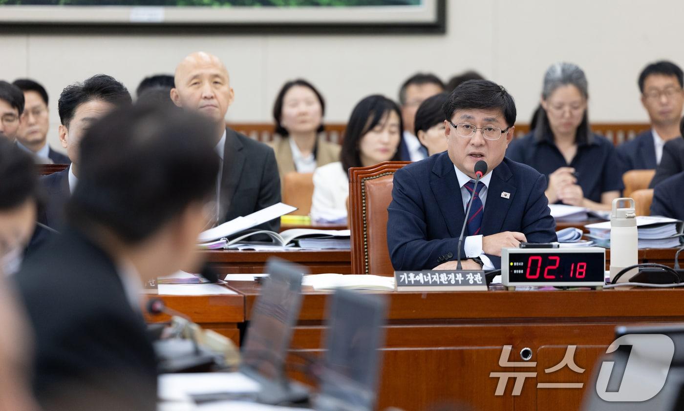 김성환 기후에너지환경부 장관이 14일 서울 여의도 국회에서 열린 기후에너지환경노동위원회 기후에너지환경부 등에 대한 국정감사에 출석해 의원 질의에 답변하고 있다. 2025.10.14/뉴스1 ⓒ News1 이승배 기자