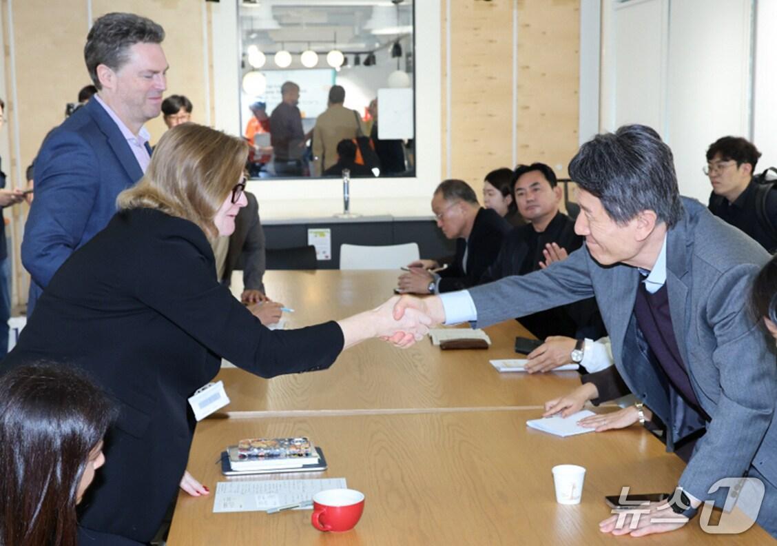 본문 이미지 - 이강덕 경북 포항시장이 13일(현지시간) 영국 런던의 UCL을 방문해 재키 글라스 더 바틀렛 단과대학장, 마크 매슬린 교수, 프리티 퍼리크 교수, 케이코 츠네기와 교수 등과 인사를 나누고 있다. (포항시 제공, 재판매 및 DB금지) 025.10.14/뉴스1