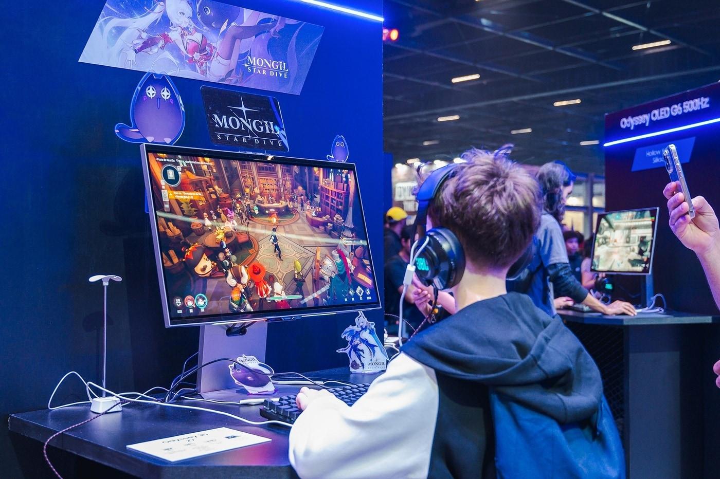 &#39;브라질 게임쇼 2025&#39; 참관객이 넷마블 신작 &#39;몬길:스타 다이브&#39;를 체험하고 있다.&#40;넷마블 제공. 재판매 및 DB금지&#41;2025.10.14