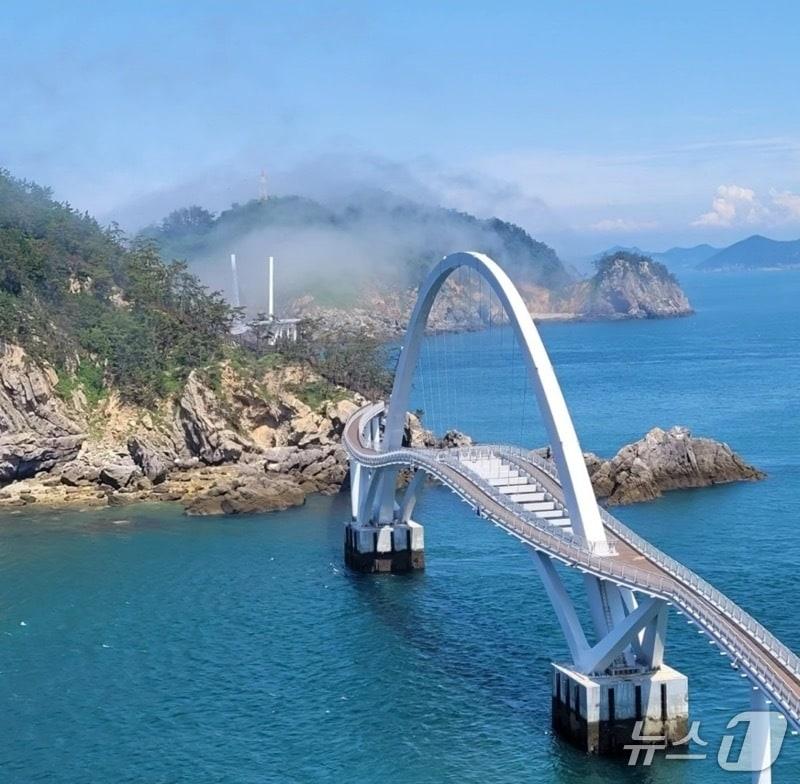 본문 이미지 - 군산시 옥도면 말도와 보농도를 연결한 해상 인도교.&#40;군산시 제공, 재판매 및 DB금지&#41;