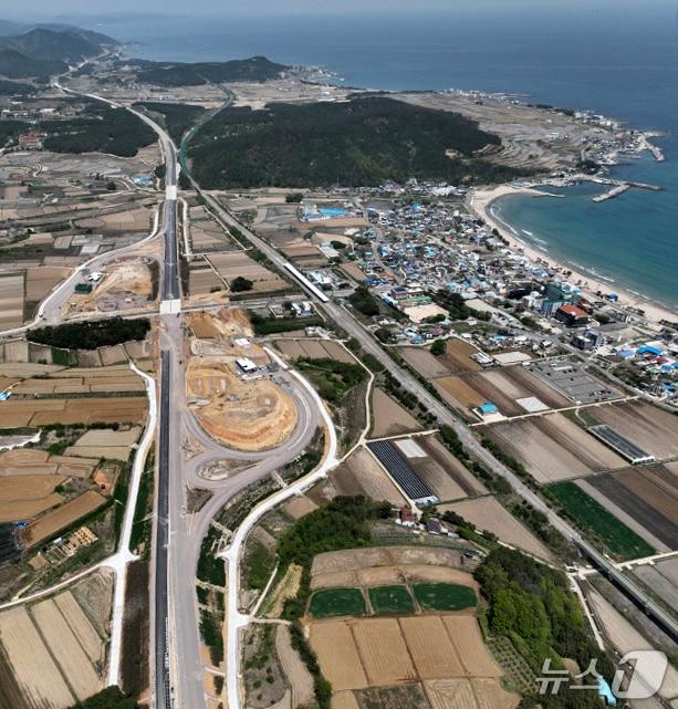 본문 이미지 - 경북 포항~영덕 고속도로가 다음 달 7일 개통을 앞두고 막바지 공사가 한창이다. 개통 구간은 포항 한동대 요금소에서 월포, 영덕 남산리 요금까지 총연장 30.92km 왕복 4차로 규모로 기존 국도 7호선 이용 때보다 20분 정도 단축된다. &#40;포항시제공, 재판매 및 DB금지&#41; 2025.10.14/뉴스1