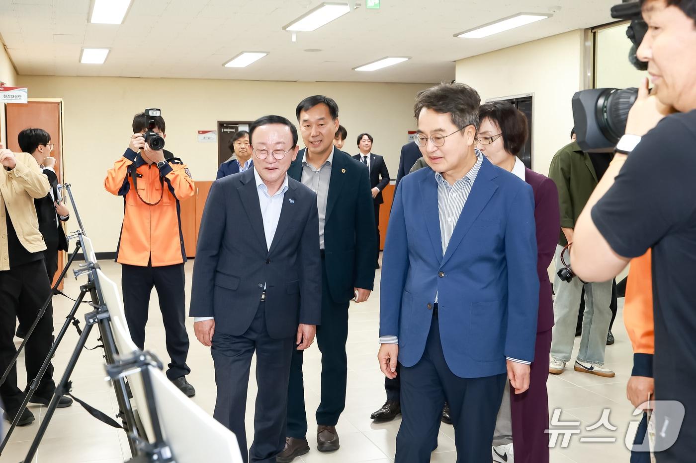 14일 김동연 경기도지사(오른쪽)와 김덕현 연천군수(왼쪽)가 연천소방서를 방문해 경기도소방학교 북부캠퍼스 건립에 대한 설명을 듣고 있다. (연천군 제공, 재판매 및 DB금지)