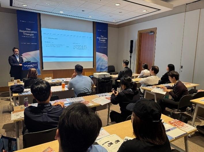 본문 이미지 - 휴메딕스는 지난 11일부터 12일까지 이틀간 서울 강남구 코엑스에서 열린 ASLS&#40;대한미용성형레이저의학회&#41; 미용의료기기 박람회 및 추계학술대회에 참가해 리더스 포럼을 가졌다. 사진은 브이에스라인의원 압구정점 최웅 대표원장이 강연하고 있다. &#40;휴온스글로벌 제공&#41;