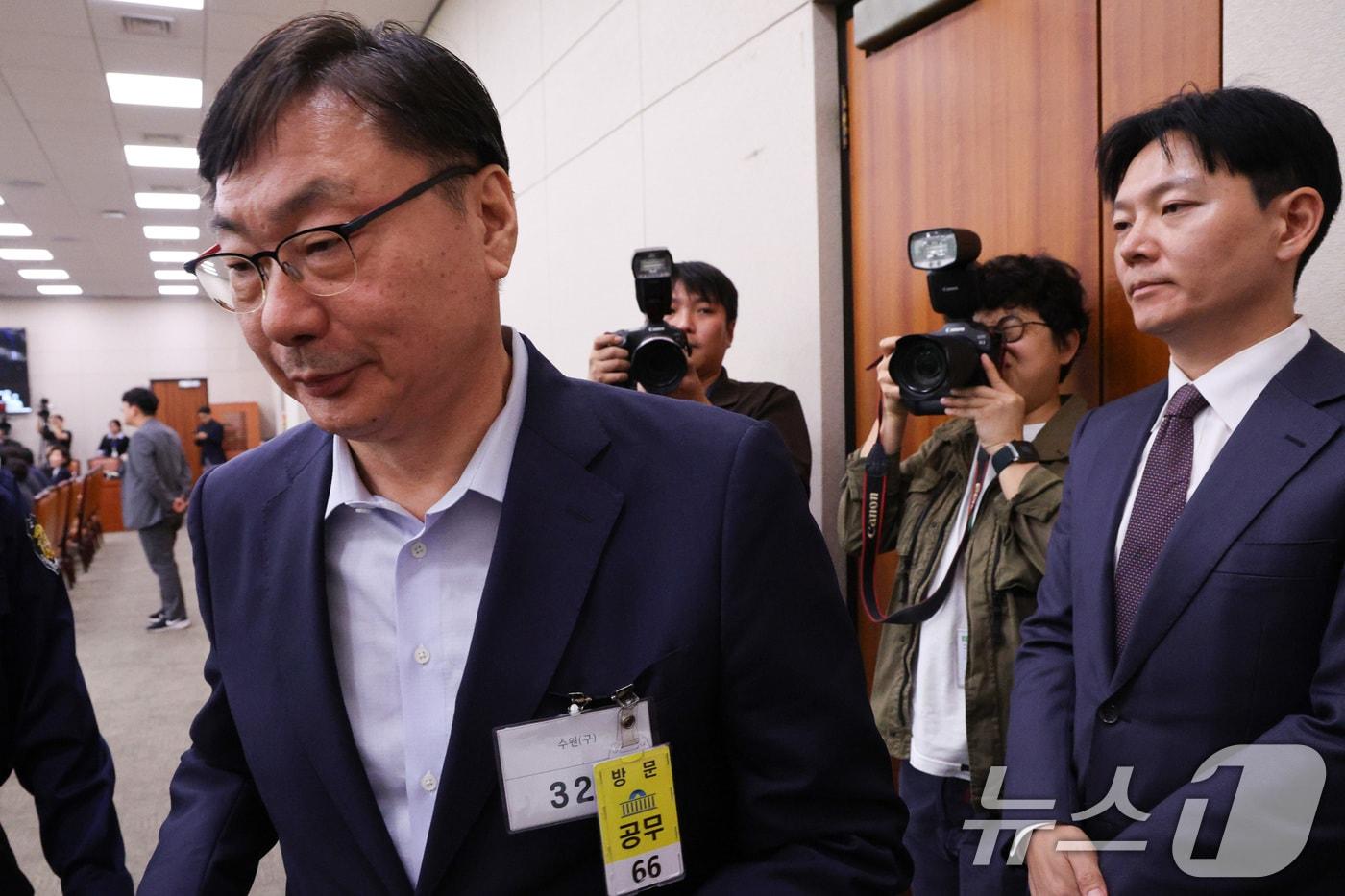 이화영 전 경기도 평화부지사&#40;왼쪽&#41;가 14일 서울 여의도 국회 법제사법위원회에서 열린 법무부 등에 대한 국정감사에서 의원 질의를 마친 후 자신의 대북 송금 사건을 수사했던 박상용 법무연수원 교수를 지나치고 있다. 2025.10.14/뉴스1 ⓒ News1 신웅수 기자