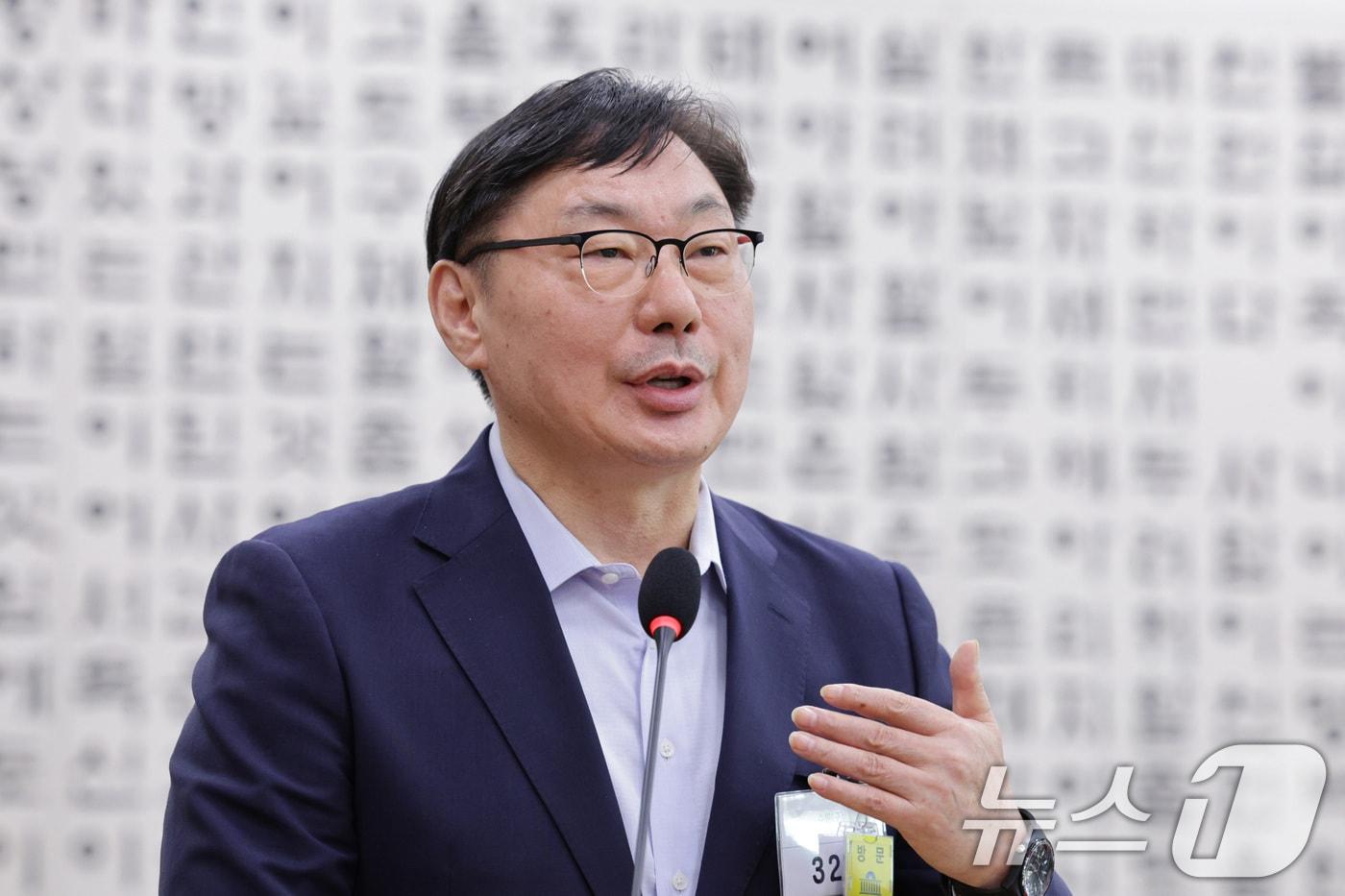 이화영 전 경기도 평화부지사가 14일 서울 여의도 국회 법제사법위원회에서 열린 법무부 등에 대한 국정감사에서 의원 질의에 답변하고 있다. 2025.10.14/뉴스1 ⓒ News1 신웅수 기자