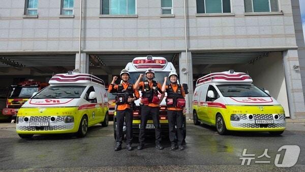 본문 이미지 - 전북소방본부의 구급차와 구급대원 사진.(전북소방 제공. 재판매 및 DB금지)