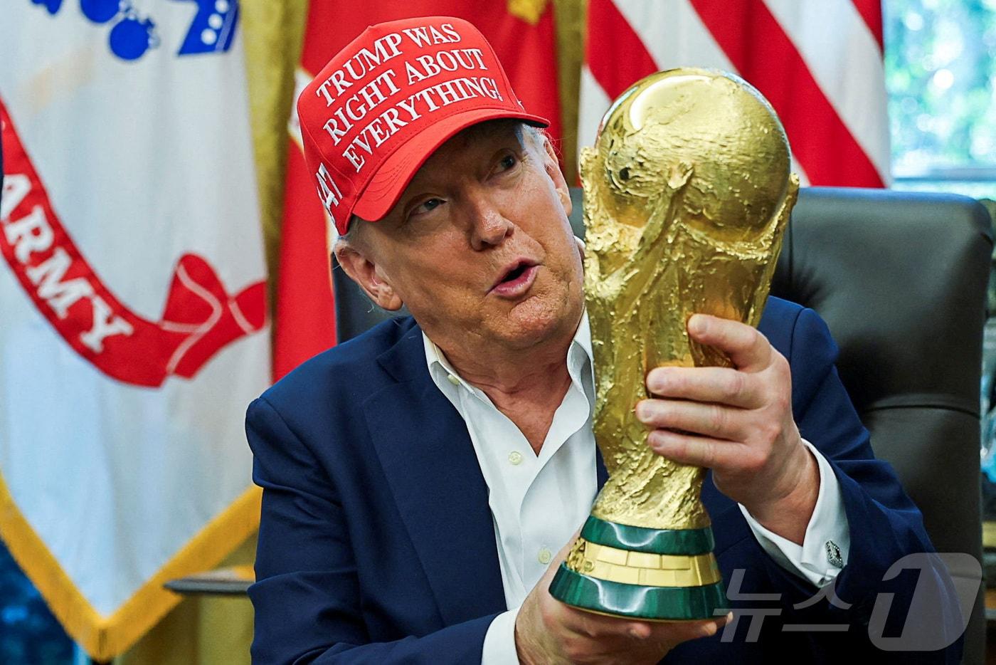 도널드 트럼프 미국 대통령이 8월 22일&#40;현지시간&#41; 워싱턴DC 백악관 집무실에서 &#39;트럼프가 전부 옳았다!&#39;&#40;Trump Was Right About Everything!&#41;라고 적힌 모자를 쓴 채 FIFA 월드컵 트로피를 들고 2026년 FIFA 월드컵 관련 발표를 하고 있다. 2025.08.22. ⓒ 로이터=뉴스1 ⓒ News1 윤다정 기자