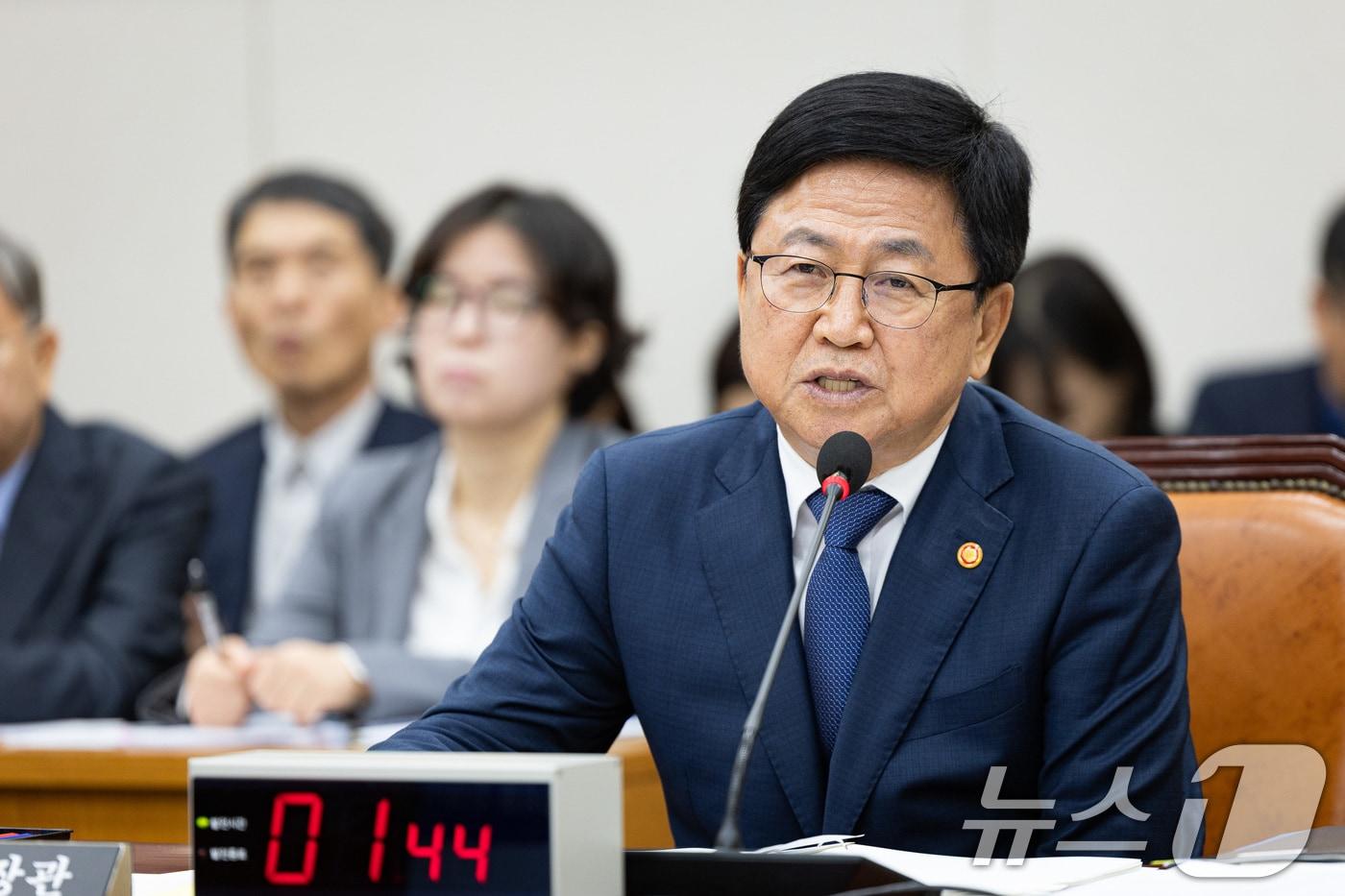 최교진 교육부 장관이 14일 서울 여의도 국회에서 열린 교육위원회의 교육부 등에 대한 국정감사에서 의원 질의에 답하고 있다. 2025.10.14/뉴스1 ⓒ News1 유승관 기자