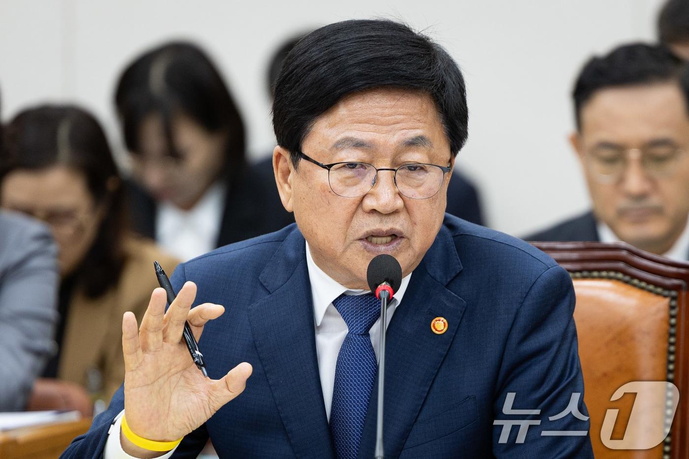 최교진 교육부 장관이 14일 서울 여의도 국회에서 열린 교육위원회의 교육부 등에 대한 국정감사에서 의원 질의에 답하고 있다. 2025.10.14/뉴스1 ⓒ News1 유승관 기자