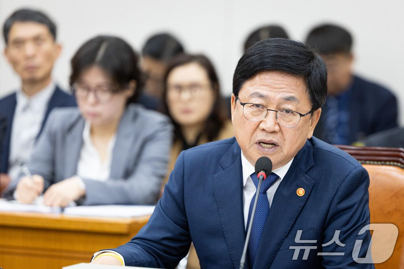 최교진 교육부 장관이 14일 서울 여의도 국회에서 열린 교육위원회의 교육부 등에 대한 국정감사에서 의원 질의에 답하고 있다. 2025.10.14/뉴스1 ⓒ News1 유승관 기자