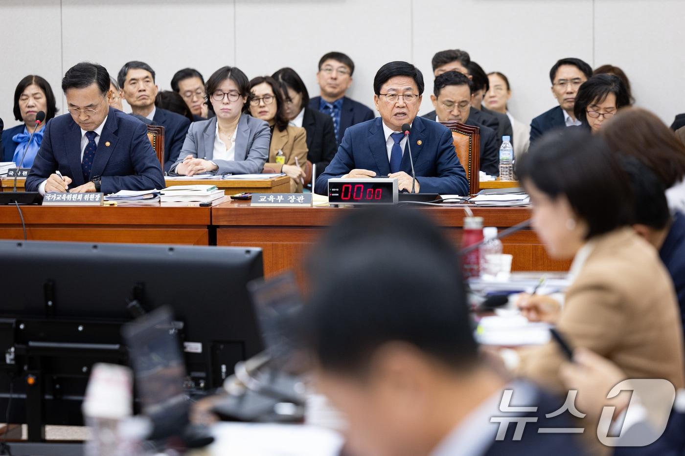최교진 교육부 장관이 14일 서울 여의도 국회에서 열린 교육위원회의 교육부 등에 대한 국정감사에서 의원 질의에 답하고 있다. 2025.10.14/뉴스1 ⓒ News1 유승관 기자