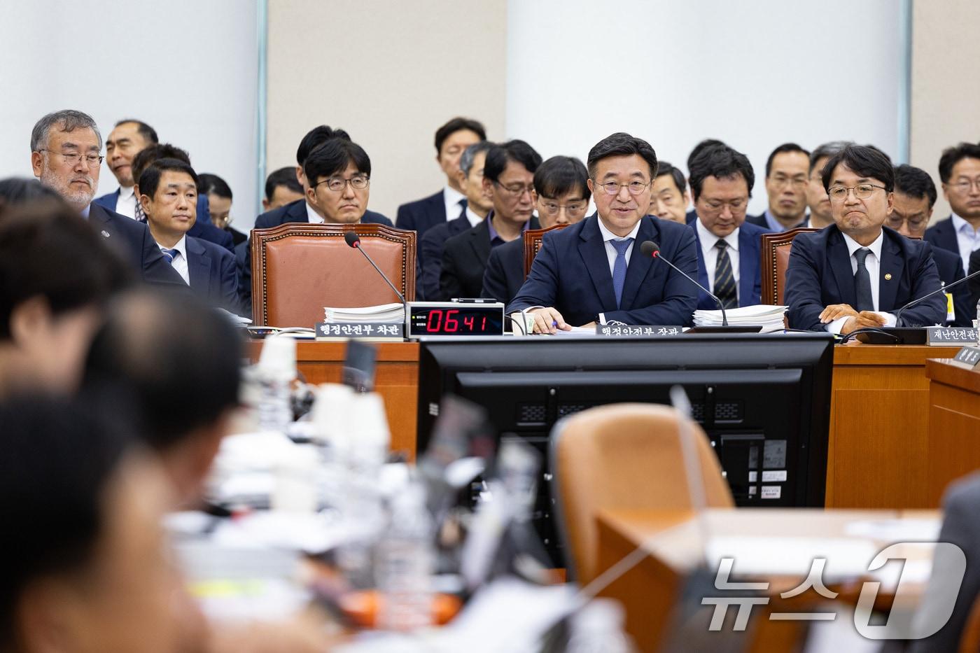 윤호중 행정안전부 장관이 14일 서울 여의도 국회에서 열린 행정안전위원회의 행정안전부 등에 대한 국정감사에서 의원질의에 답하고 있다. 2025.10.14/뉴스1 ⓒ News1 유승관 기자