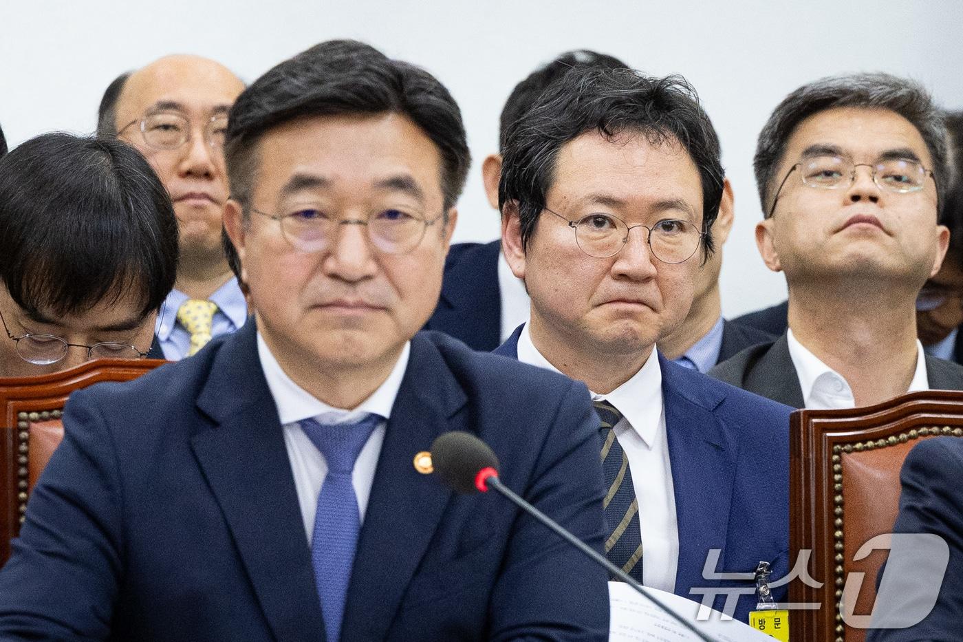 이재용 국가정보자원관리원장이 14일 서울 여의도 국회에서 열린 행정안전위원회의 행정안전부 등에 대한 국정감사에서 의원질의를 듣고 있다. 왼쪽 앞은 윤호중 행정안전부 장관. 2025.10.14/뉴스1 ⓒ News1 유승관 기자