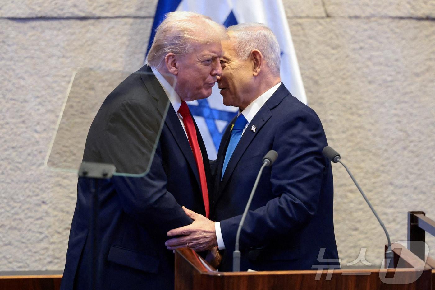 13일&#40;현지시간&#41; 도널드 트럼프 미국 대통령과 베냐민 네타냐후 이스라엘 총리가 트럼프 대통령의 연설이 예정된 크네세트&#40;이스라엘 의회&#41;에서 함께 서 있다. 이날 예루살렘에서는 미국이 중재한 이스라엘-하마스 간 포로 및 인질 교환과 휴전 합의가 이루어졌다. 2025.10.13. ⓒ 로이터=뉴스1 ⓒ News1 권영미 기자