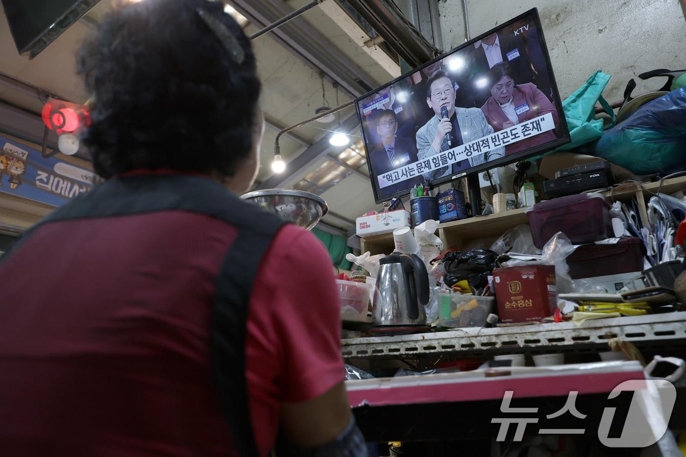 서울 서대문구 인왕시장 한 채소 매장 TV에 지역 상권 활성화와 소비쿠폰을 주제로 한 '디지털 토크 라이브' 생중계가 틀어져 있다. 2025.10.14/뉴스1 ⓒ News1 박정호 기자