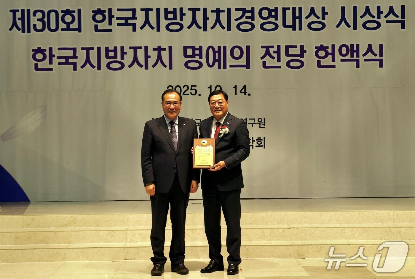 김윤철 합천군수&#40;오른쪽&#41;가 14일 제30회 한국지방자치경영대상 시상식에서 ‘행정혁신 부문 대상’을 받고 있다&#40;합천군 제공. 재판매 및 DB금지&#41;