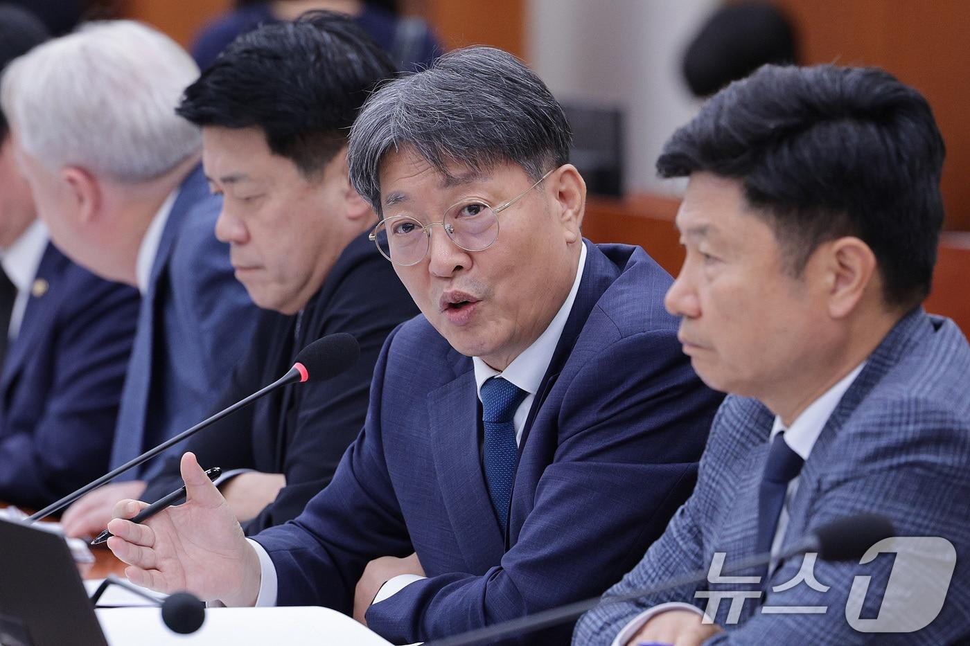 본문 이미지 - 이춘석 무소속 의원이 14일 서울 여의도 국회 외교통일위원회에서 열린 통일부 등에 대한 국정감사에서 질의하고 있다. 2025.10.14 ⓒ 뉴스1 신웅수 기자