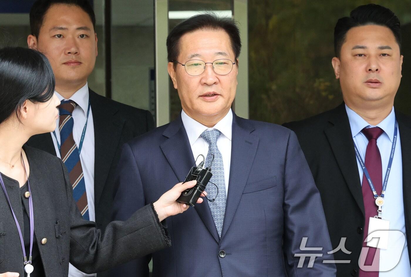 윤석열 전 대통령의 비상 계엄 선포에 가담한 혐의를 받는 박성재 전 법무부장관이 14일 오후 서울 서초구 서울중앙지방법원에서 구속 전 피의자심문&#40;영장실질심사&#41;을 마치고 이동하고 있다. 2025.10.14/뉴스1 ⓒ News1 이광호 기자